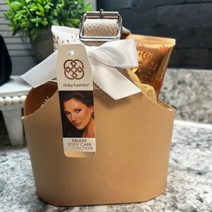 NEW in package Snow berries body care set Daisy Fuentes